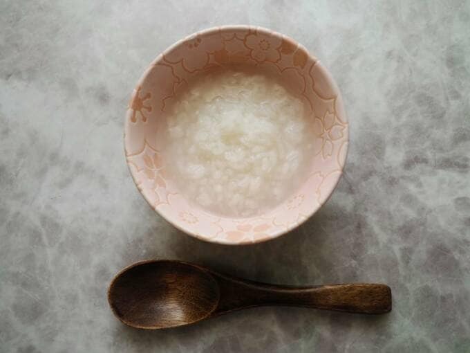 茶碗におかゆをうつす