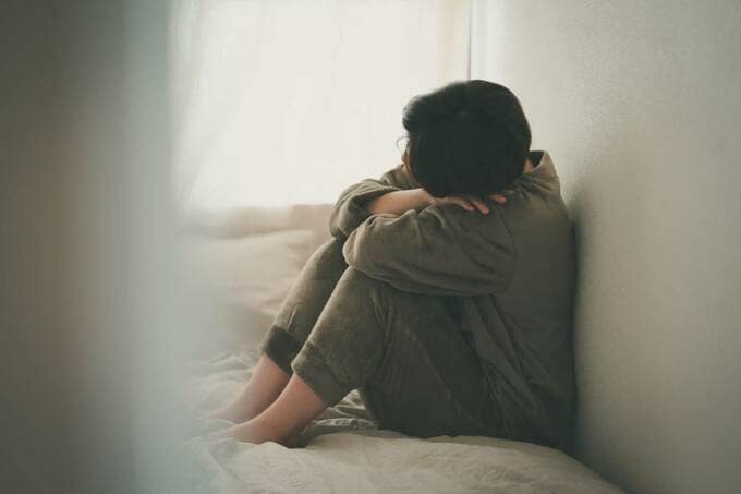 うずくまる女性
