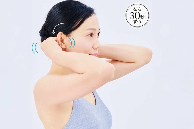 耳の周りをマッサージする女性