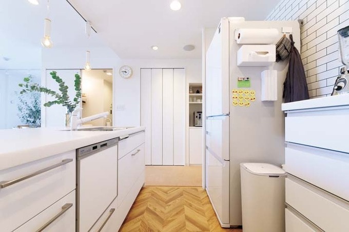 ヘリンボーン柄のフロアタイルで仕上げたキッチンの床