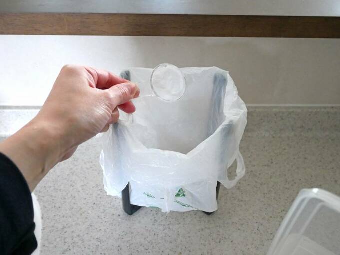 ゴミ箱に重曹を入れる様子