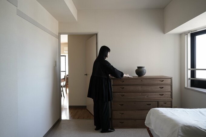 ふき掃除をする深尾さん