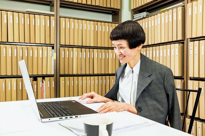 パソコンの前に女性