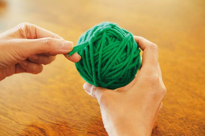 毛端を毛糸玉の中に入れ込む