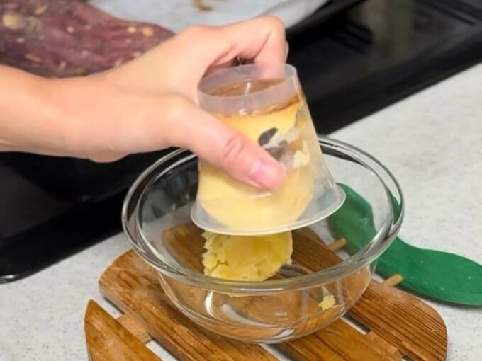 プリンを取り出す