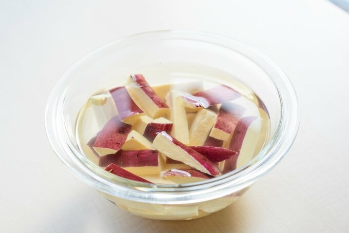 サツマイモ水にひたす