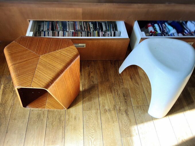 小上がり下の引き出しとイス