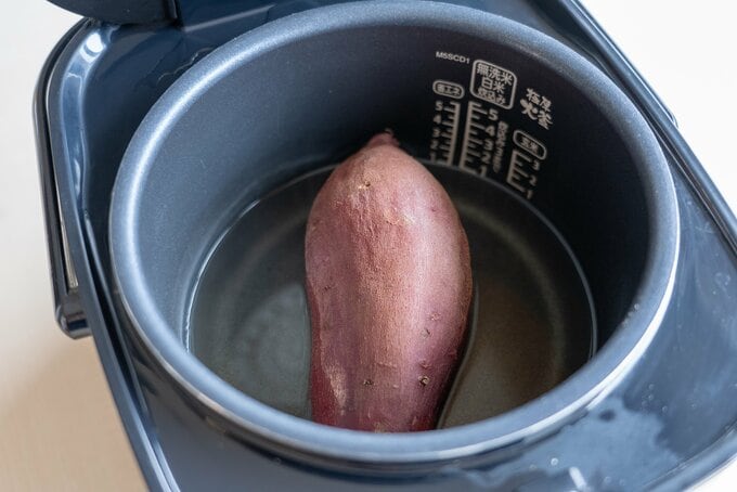 炊飯器に入れたサツマイモ