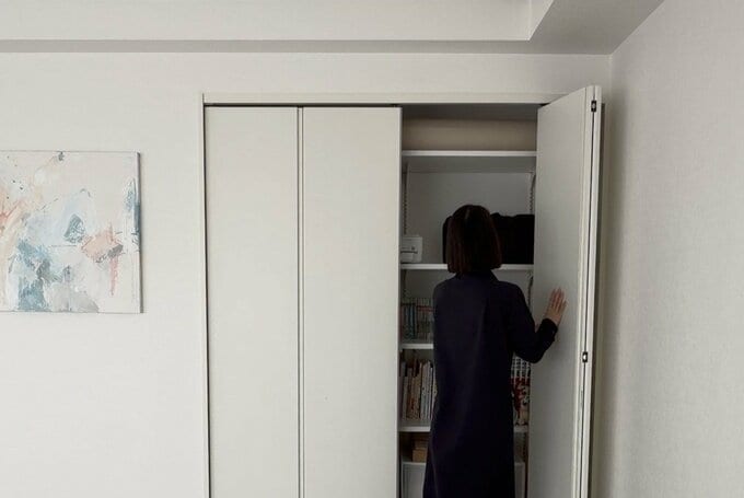 クローゼットをあけている女性