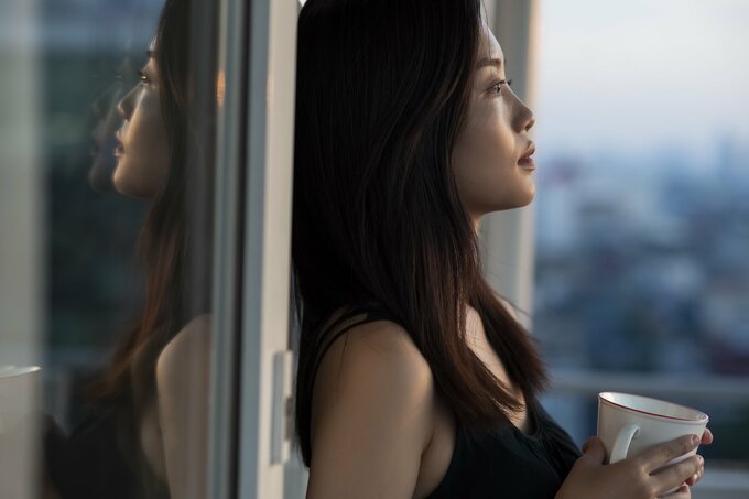 窓際の女性