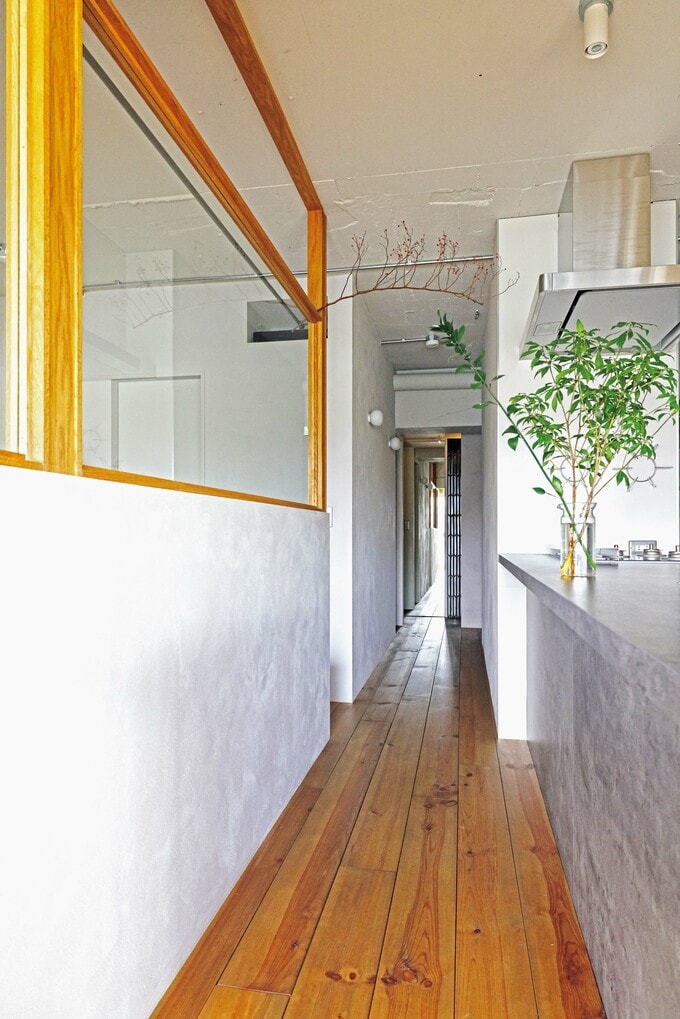 ダイニングから廊下を見たところ