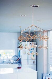 揺れるモビールで外の空気を呼び込んで