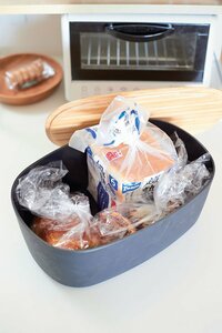 カウンターにパンやトースター