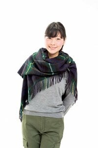 フリンジを生かして女性らしいスタイルに