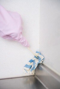 境目や四すみは、ウエスに竹串を差し込みグイッと拭き取り