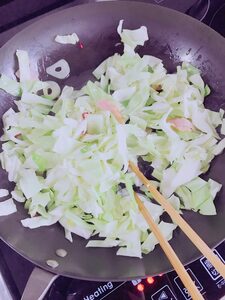 キャベツの葉も加えてさらに炒める