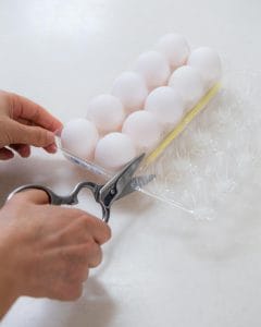 卵は買ってきたらすぐパックのフタの部分をハサミでカット