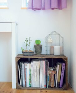 ナチュラルな野菜の木箱をマガジンラックに