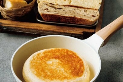 フライパン1つでできる「世界一簡単なパン」レシピ。シンプルで本格的なおいしさ