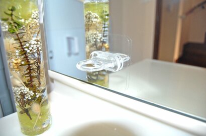 縦にも横にも使える100円の透明フックで、洗面所が片づいた！