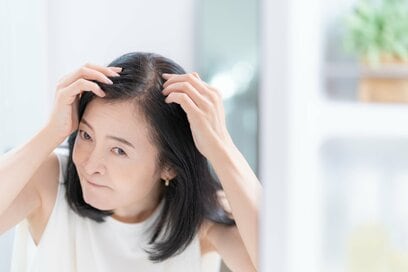 頭皮トラブルの原因「紫外線」から頭皮を守るコツ。薄毛を目立たせずケアする“神ワザ”も紹介