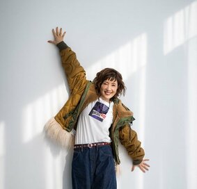 60代でも年齢を気にせず好きな服を。女優・戸田恵子さんの自由なおしゃれ