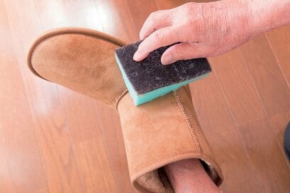 ムートンブーツにはキッチンスポンジ！長もちするお手入れ術
