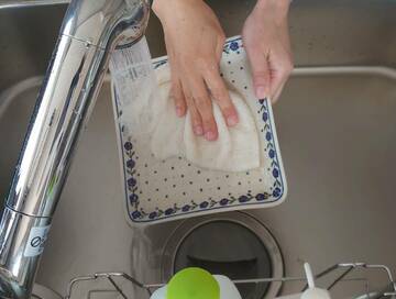 スポンジを捨てて「びわこふきん」に。洗剤不要ですっきり洗える