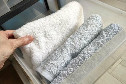 50代夫婦ふたり、「大判バスタオル」をやめて1年。部屋干しの大きなメリットと「当然すぎるデメリット」