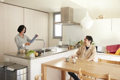 家好き芸人・アンガールズ田中さん、電気を自給自足するお宅で感動