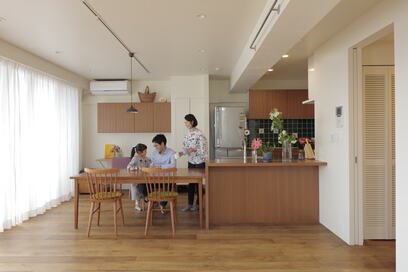 【マンションリノベ事例】キッチンとサニタリーを一直線に配置、生活動線を快適にしたリノベ