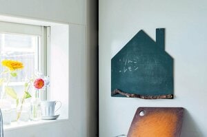 流木を黒板のアクセントに