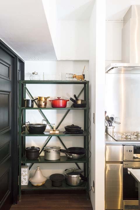 キッチンのオープン棚はお気に入りの鍋を見せる収納に