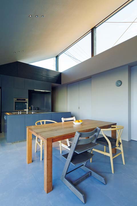 高窓のあるダイニングキッチン