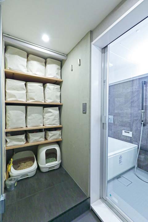 拡張したサニタリーには、愛猫用のトイレや収納を確保