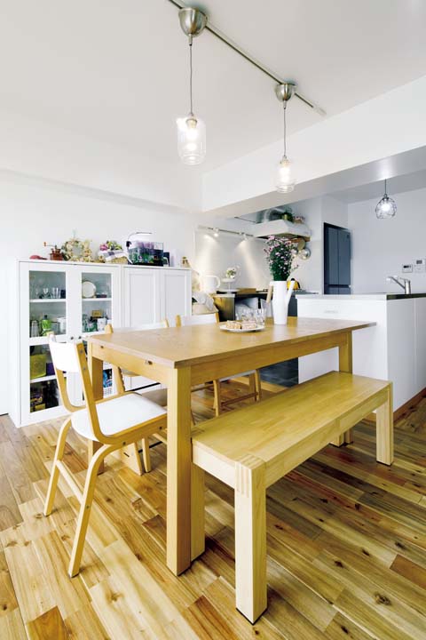 IKEAの伸縮式ダイニングテーブル