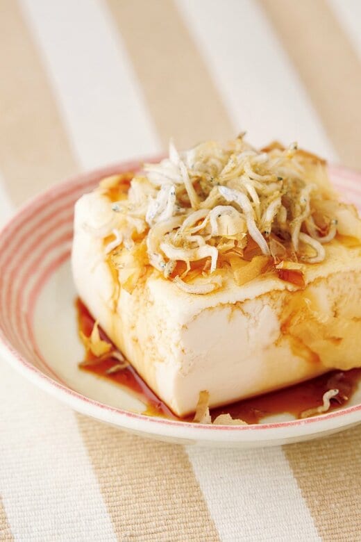ちりめんじゃこをのせ醤油がかかった冷ややっこ