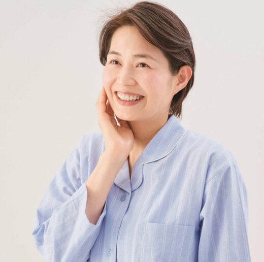 笑顔でほほ笑む女性