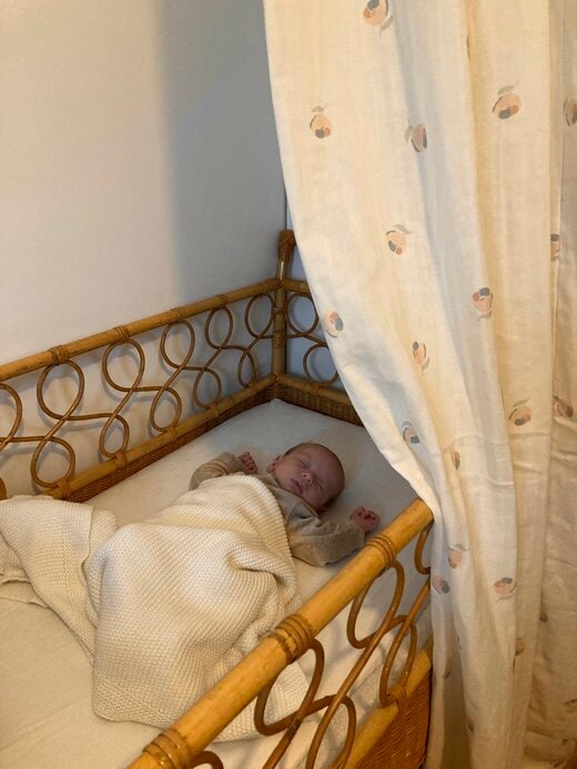 ベビーベッドで寝ている赤ちゃん