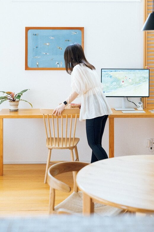 椅子に座ろうとする女性