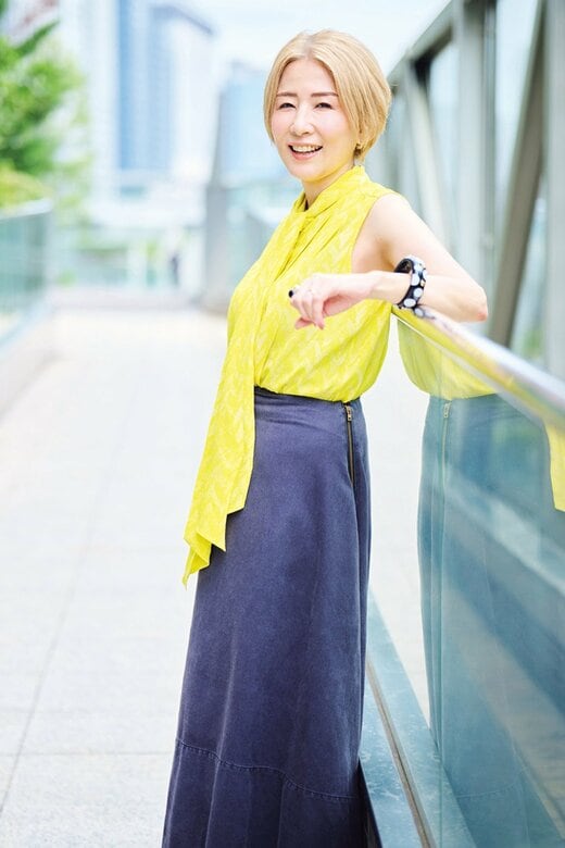 漫画家のひうらさんが立っている様子