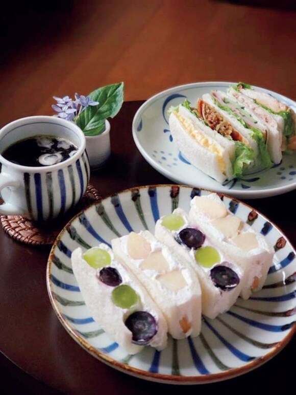 お皿にフルーツサンド