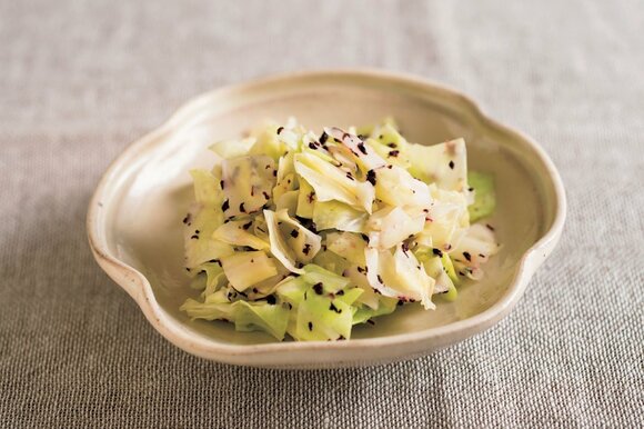 キャベツにゆかりをもみ込んだ簡単あえ物