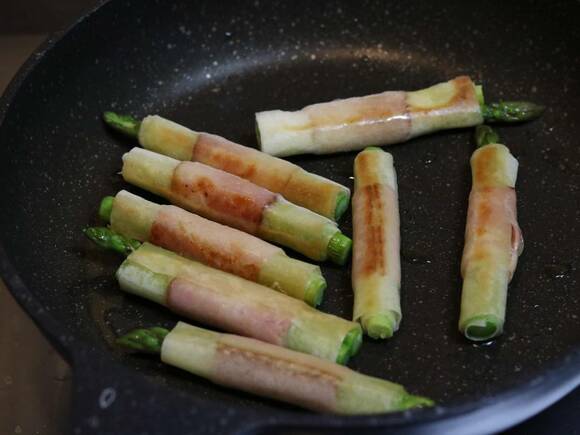 アスパラベーコンの焼き春巻き