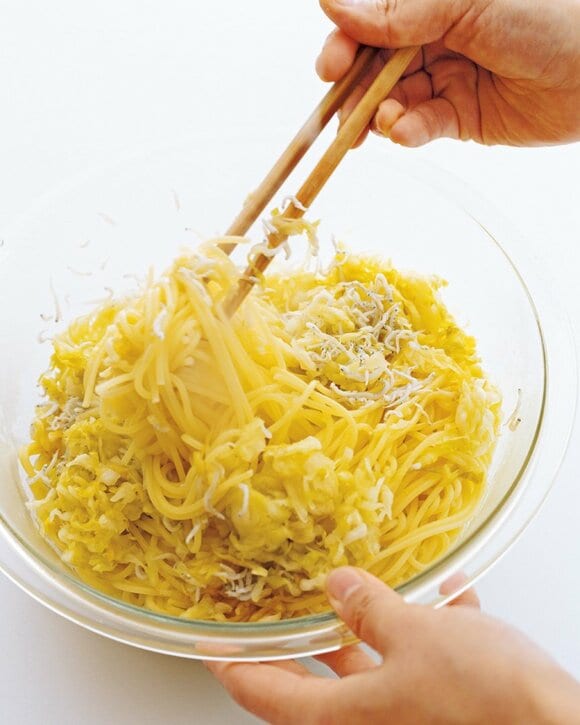 パスタを混ぜる様子