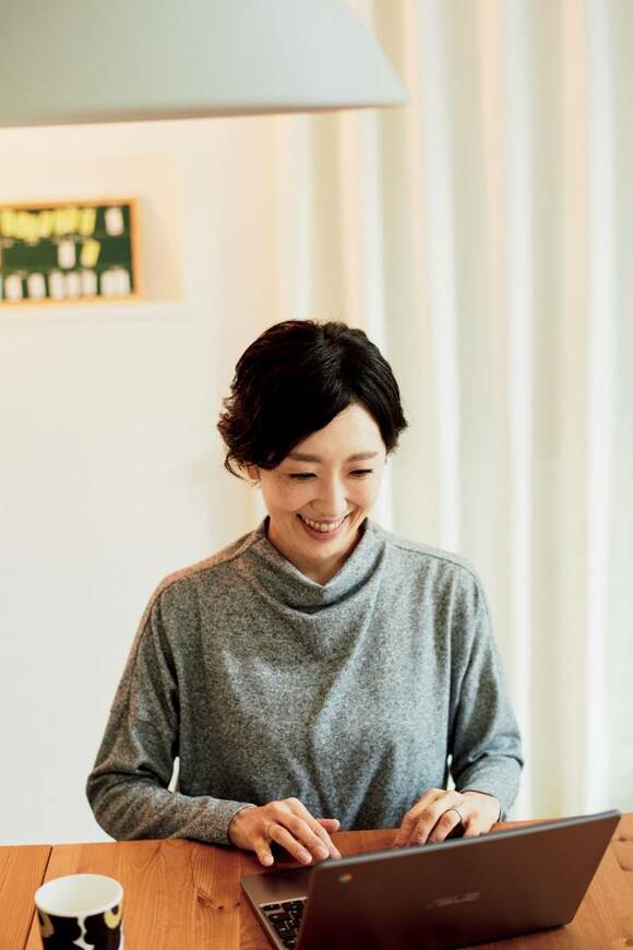 女性とパソコン