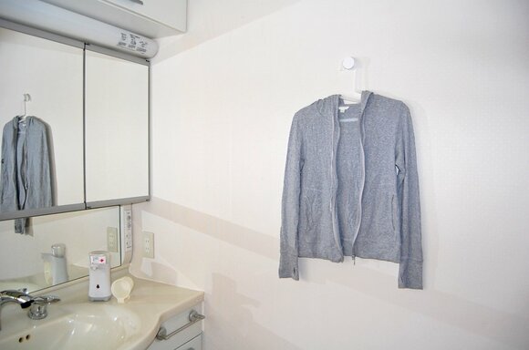 洗面所の壁にハンガーでかけておくことにしました