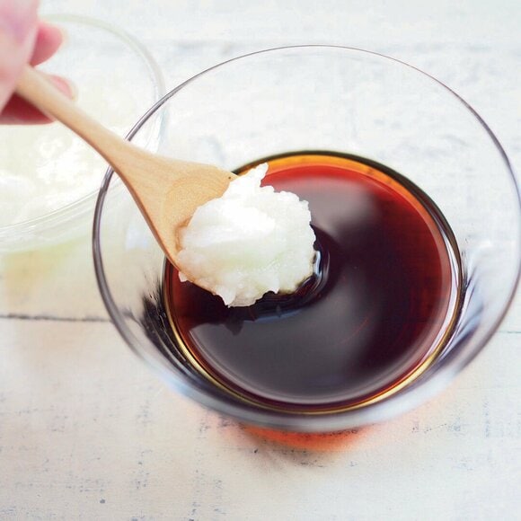 かくし味に刻んだタマネギとニンニクを入れた特製ダレ