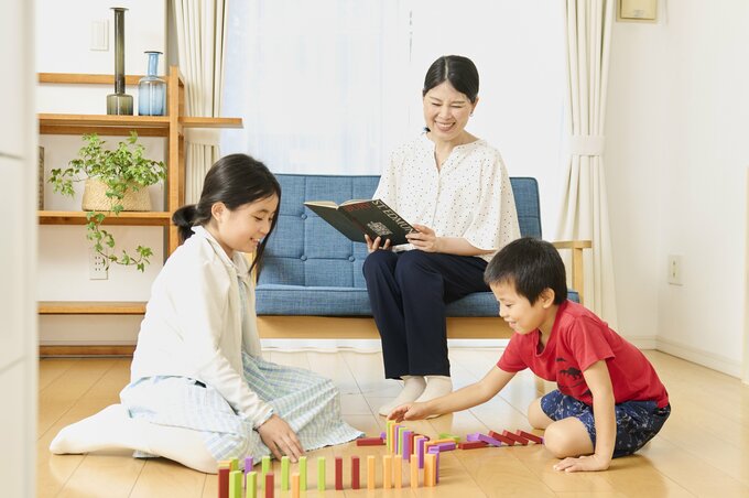 子ども2人を穏やかに見守る母親