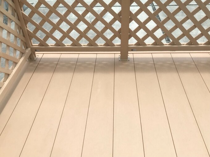 人工木のウッドデッキ